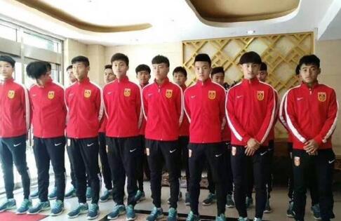 万破军立刻领命，对几人说道：几位请随我来吧。